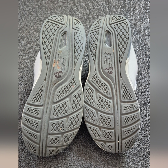 New Balance White Sneakers with Hook-and-Loop Straps - Picture 5 of 10